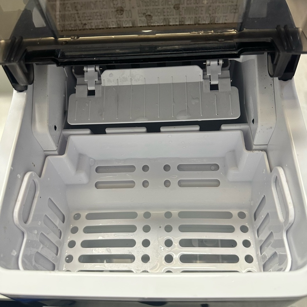 Countertop Ice Maker with LED Display - Picture 2 of 4